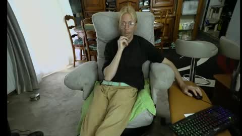 Snapshot of 00jeff31 chatting on May 14, 8:10 am jeff online show from May 14, 8:10 am