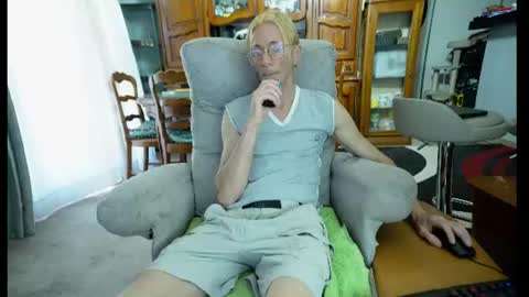 Snapshot of 00jeff31 chatting on June 23, 10:57 am jeff online show from June 23, 10:57 am