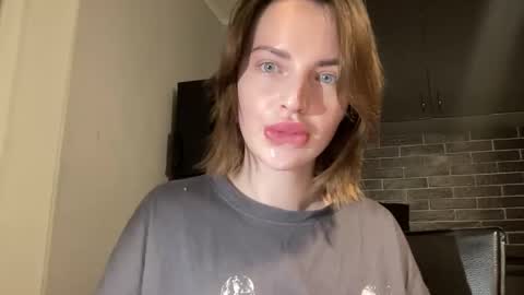 Snapshot of 1dove chatting on February 10, 5:19 pm DOVE online show from February 10, 5:19 pm