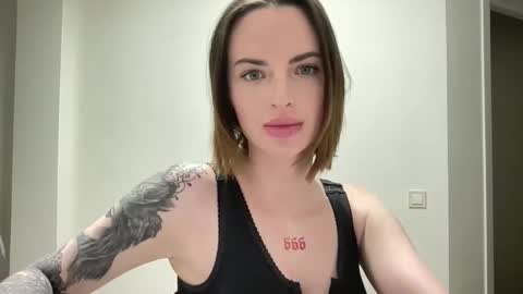 Snapshot of 1dove chatting on October 4, 5:33 pm DOVE online show from October 4, 5:33 pm