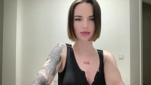 Snapshot of 1dove chatting on October 31, 9:05 pm DOVE online show from October 31, 9:05 pm