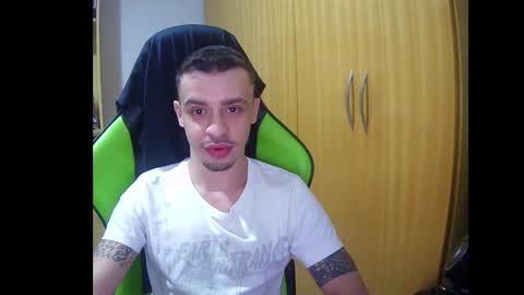 Snapshot of 1good_vibes1 chatting on December 17, 10:27 pm 1good_vibes1 online show from December 17, 10:27 pm