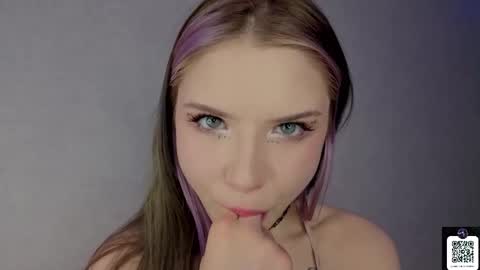 Mia online show from March 11, 1:39 pm