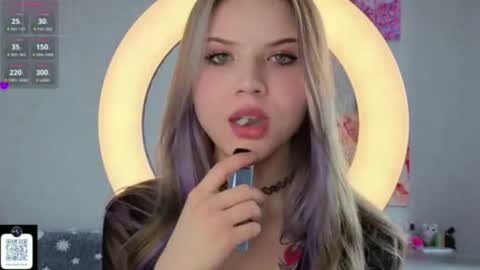 Mia online show from June 12, 8:24 am