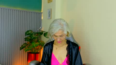 Snapshot of 1miss_monserrate chatting on June 17, 2:07 pm Miss Monserrate online show from June 17, 2:07 pm