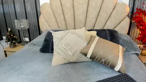 Snapshot of 1naughty_milf chatting on December 18, 11:27 am Luisa online show from December 18, 11:27 am