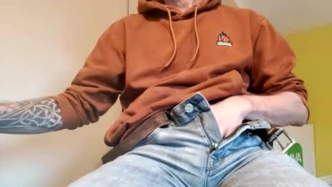 Snapshot of 22_acacia_avenue chatting on February 14, 9:39 am 22_acacia_avenue online show from February 14, 9:39 am