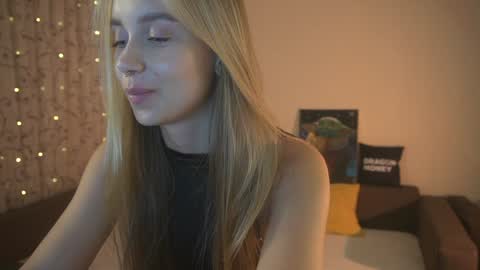 Snapshot of 2girls_1dream chatting on December 26, 4:25 pm Elley online show from December 26, 4:25 pm