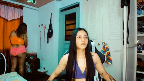 Snapshot of 2girls__dream chatting on February 22, 10:09 pm samantha sharon online show from February 22, 10:09 pm