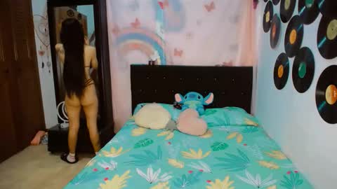 Snapshot of 2girls__dream chatting on December 14, 7:25 am samantha sharon online show from December 14, 7:25 am