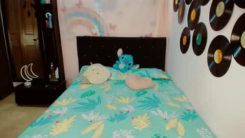 Snapshot of 2girls__dream chatting on December 15, 6:50 am samantha sharon online show from December 15, 6:50 am