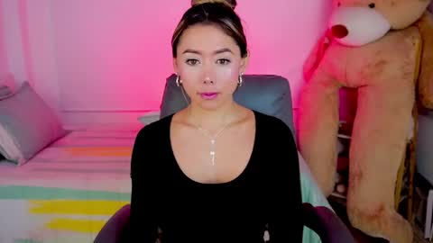independent model online show from May 7, 9:47 am
