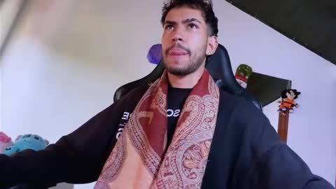 Snapshot of 3v1l_ chatting on December 15, 7:40 pm E V I L online show from December 15, 7:40 pm