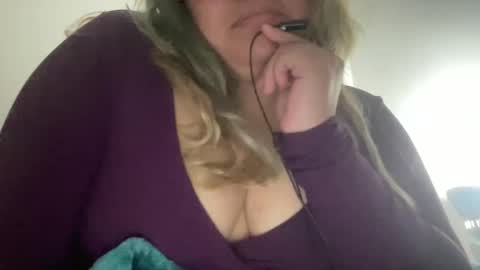 Snapshot of 69candyflowers chatting on January 27, 3:37 am 69candyflowers online show from January 27, 3:37 am