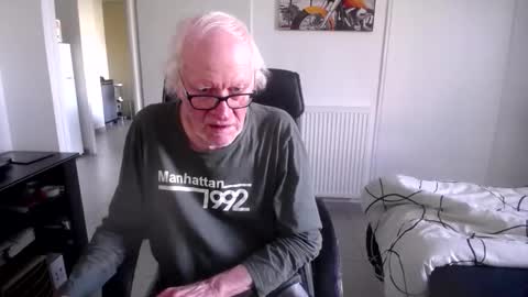 Snapshot of 73yves chatting on May 8, 5:46 am 73yves online show from May 8, 5:46 am