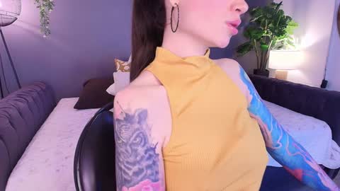 Snapshot of _aliice_1 chatting on February 4, 10:55 pm  Alice  online show from February 4, 10:55 pm