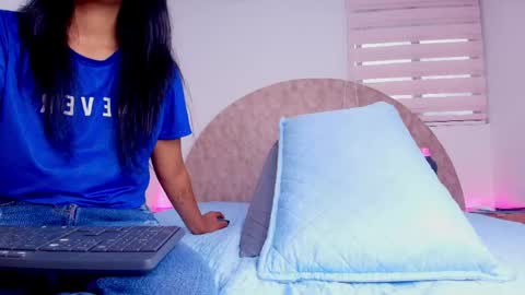 Snapshot of _aniisha_ chatting on May 11, 7:11 pm Any online show from May 11, 7:11 pm