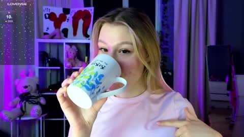 Anna Nolan online show from February 19, 6:42 am