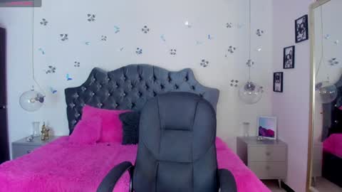 antonnela online show from February 4, 1:48 pm