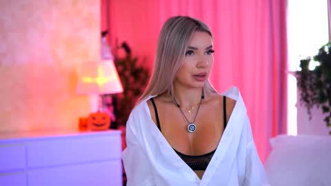 Snapshot of _arielle chatting on November 17, 9:59 am Arielle online show from November 17, 9:59 am