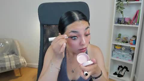 Snapshot of _bellaevans_ chatting on June 24, 4:33 am Bella Evans online show from June 24, 4:33 am