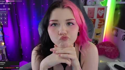 Snapshot of _biscuitty chatting on January 13, 8:25 pm Alice .. online show from January 13, 8:25 pm