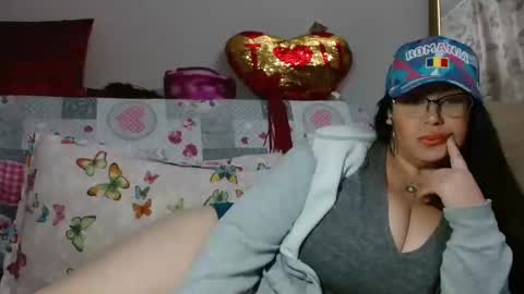 Snapshot of _blue__butterfly_ chatting on December 8, 2:39 am KHALEESI online show from December 8, 2:39 am