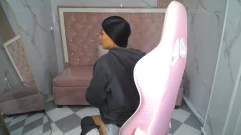 _charlottee_b online show from March 29, 1:11 pm