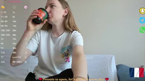 Snapshot of _coquine_ chatting on April 27, 8:23 am Sophie online show from April 27, 8:23 am