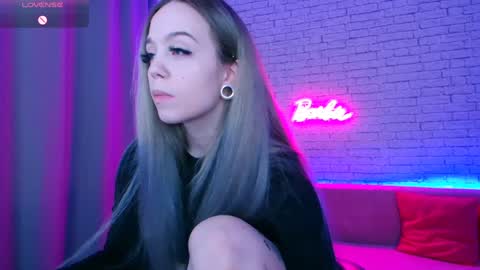 Snapshot of _crazybee_ chatting on February 5, 5:30 am Nica online show from February 5, 5:30 am