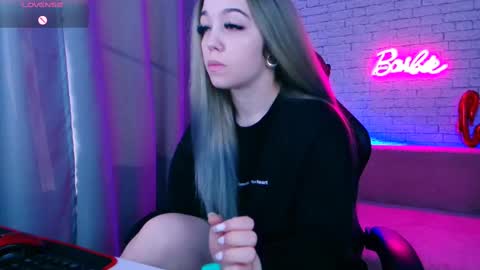 Snapshot of _crazybee_ chatting on February 19, 5:05 am Nica online show from February 19, 5:05 am