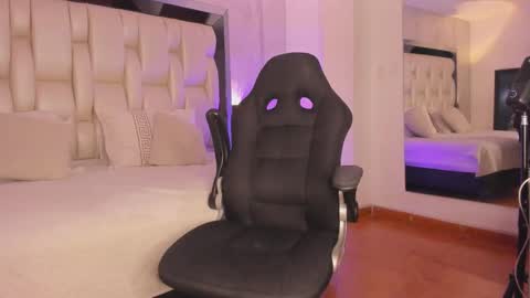 Snapshot of _curly_girl_ chatting on October 29, 7:59 pm online show from October 29, 7:59 pm