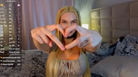 Snapshot of _curlydream_ chatting on March 8, 6:32 am Alice online show from March 8, 6:32 am