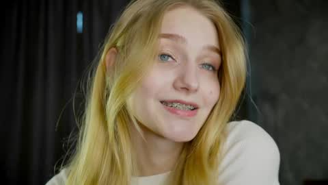 Snapshot of _curlydream_ chatting on March 9, 9:35 am Alice online show from March 9, 9:35 am