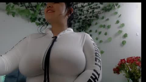 Snapshot of _donniia_ chatting on March 8, 2:23 am Dannia online show from March 8, 2:23 am