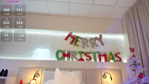 Snapshot of _emiliaa_ chatting on December 22, 5:56 am Milana online show from December 22, 5:56 am