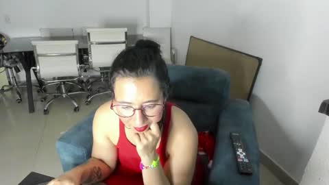 Snapshot of _emma_loyd_ chatting on December 29, 1:24 am Emma online show from December 29, 1:24 am