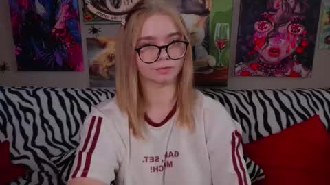 Snapshot of _favorite_ chatting on November 16, 10:21 am KENDALL NATHAN MARRY RYANPVT IS OPEN online show from November 16, 10:21 am