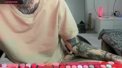 Snapshot of _feralberry__ chatting on October 23, 6:13 am Alis online show from October 23, 6:13 am