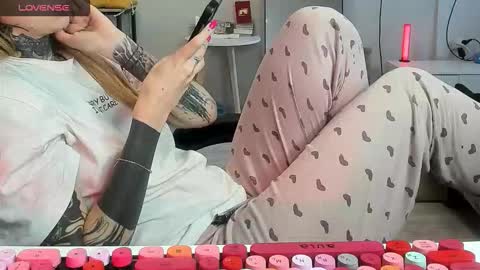 Snapshot of _feralberry__ chatting on November 13, 7:18 am Alis online show from November 13, 7:18 am