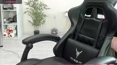 Snapshot of _feralberry__ chatting on November 23, 10:15 am Alis online show from November 23, 10:15 am