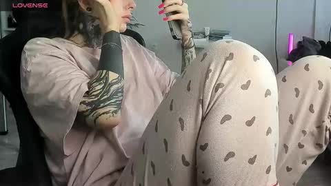 Snapshot of _feralberry__ chatting on November 27, 9:44 am Alis online show from November 27, 9:44 am