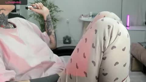 Snapshot of _feralberry__ chatting on December 1, 8:41 am Alis online show from December 1, 8:41 am