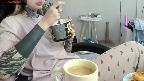 Snapshot of _feralberry__ chatting on December 5, 10:57 am Alis online show from December 5, 10:57 am