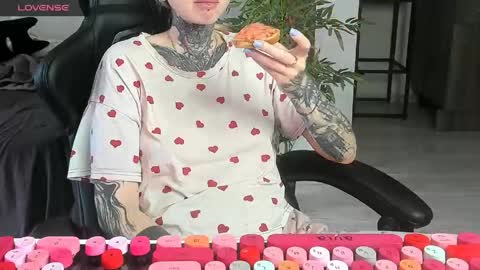 Snapshot of _feralberry__ chatting on June 4, 7:03 am Alis online show from June 4, 7:03 am