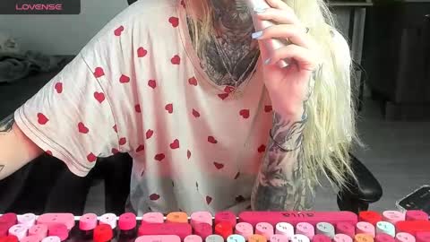 Snapshot of _feralberry__ chatting on June 7, 5:55 am Alis online show from June 7, 5:55 am