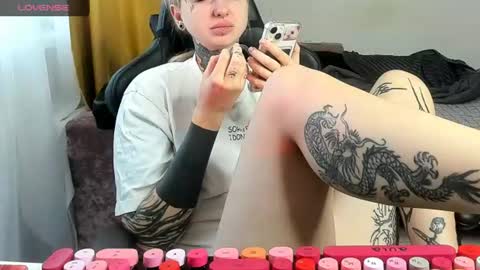 Snapshot of _feralberry__ chatting on July 9, 6:50 am Alis online show from July 9, 6:50 am
