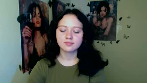 Snapshot of _foxy_lady chatting on November 10, 7:07 am Alice online show from November 10, 7:07 am