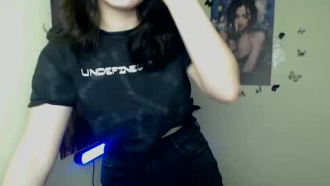 Snapshot of _foxy_lady chatting on November 28, 8:06 am Alice online show from November 28, 8:06 am