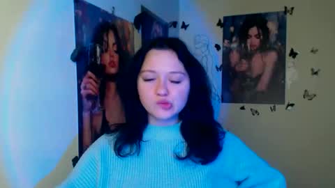 Snapshot of _foxy_lady chatting on December 15, 7:01 am Alice online show from December 15, 7:01 am